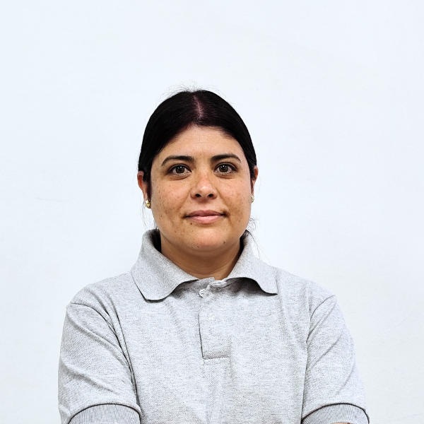 Elizabeth Zolohaga -Analista del Laboratorio Enológico